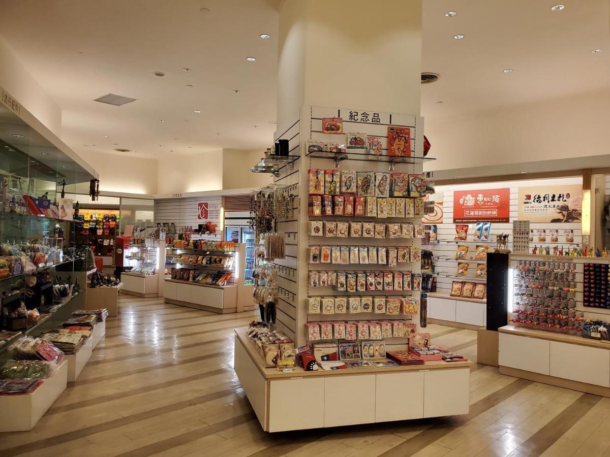 Parkview Hotels & Resorts Hualien Extérieur photo The interior of a typical duty-free shop at Changi Airport, Singapore