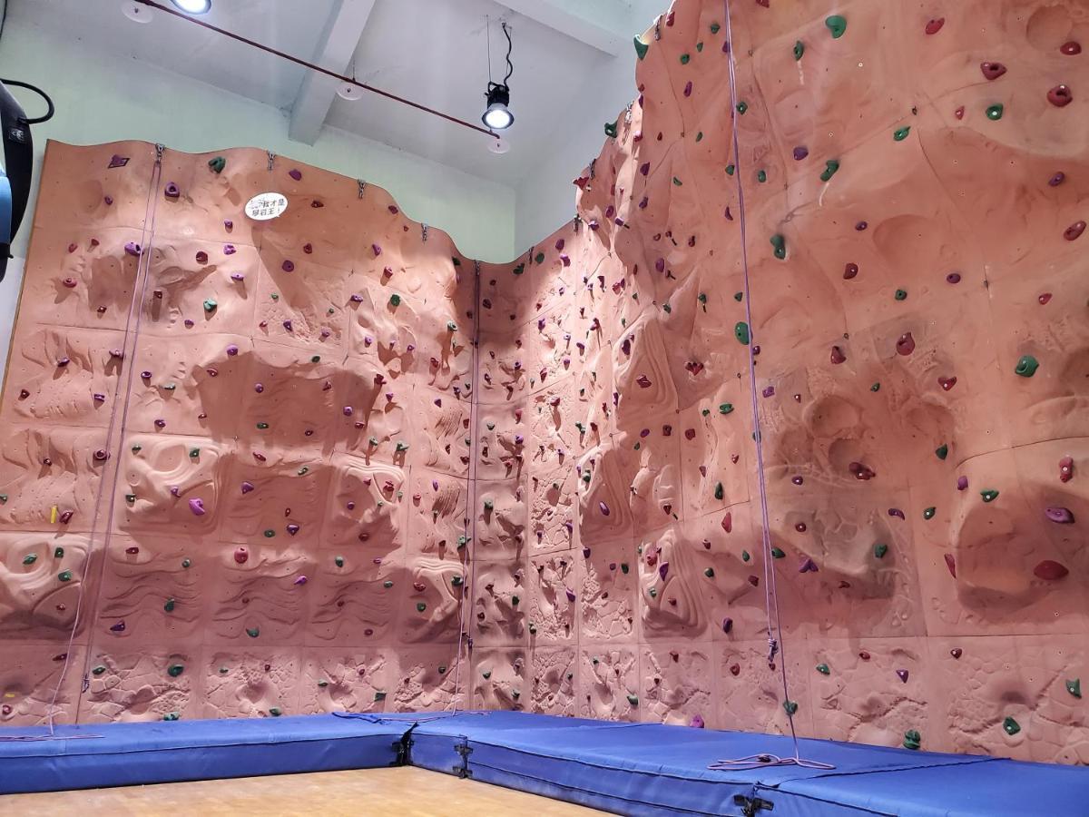 Parkview Hotels & Resorts Hualien Extérieur photo Climbing wall at the school